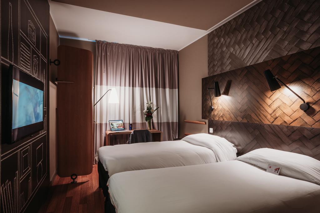 Hotel Ibis Casa Voyageurs 3*